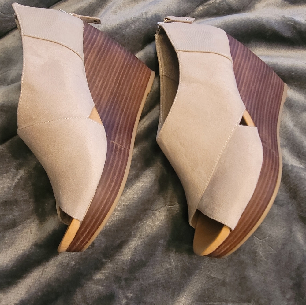 NWOT. Dr Scholls beige open toes wedge sandals